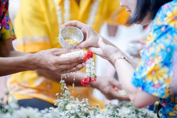 Songkran-Day-pouring-water-on-the-heads-of-adults.jpg
